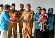 Door To Door, PJ Bupati Bachril Bakri Berikan Bantuan Makanan Bergizi Bagi Balita Stunting
