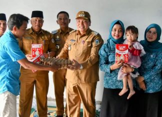 Door To Door, PJ Bupati Bachril Bakri Berikan Bantuan Makanan Bergizi Bagi Balita Stunting