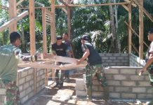 Semangat Kebersamaan, Anggota Satgas TMMD ke-117 Kodim 0416/Bute Mulai Pasang Kunsen Pintu Rumah Edi