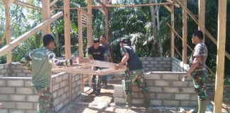Semangat Kebersamaan, Anggota Satgas TMMD ke-117 Kodim 0416/Bute Mulai Pasang Kunsen Pintu Rumah Edi