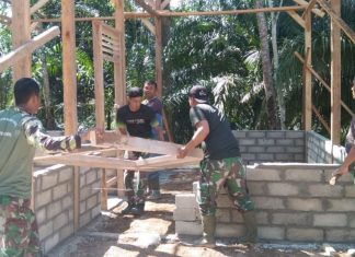 Semangat Kebersamaan, Anggota Satgas TMMD ke-117 Kodim 0416/Bute Mulai Pasang Kunsen Pintu Rumah Edi