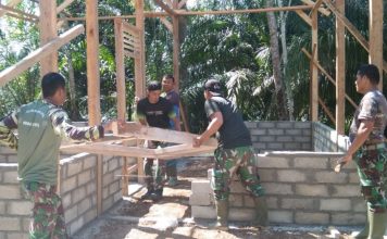 Semangat Kebersamaan, Anggota Satgas TMMD ke-117 Kodim 0416/Bute Mulai Pasang Kunsen Pintu Rumah Edi
