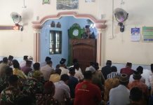 Anggota TMMD dan Warga Shalat Jumat Bersama, Sertu Adhan Sampaikan Pentingnya Ikhlas dalam Beribadah