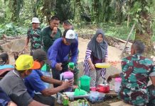 Tak Mau Berpangku Tangan, Emak-emak Siapkan Makanan untuk Anggota TMMD dan Warga