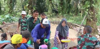 Tak Mau Berpangku Tangan, Emak-emak Siapkan Makanan untuk Anggota TMMD dan Warga