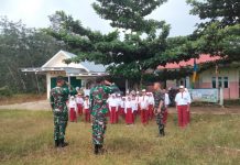 Murid SD Latihan Baris Berbaris Ala Prajurit TNI, Dibimbing Personel TMMD ke-117 Kodim 0416/Bute