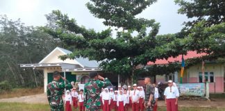 Murid SD Latihan Baris Berbaris Ala Prajurit TNI, Dibimbing Personel TMMD ke-117 Kodim 0416/Bute