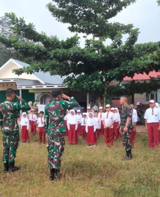 Murid SD Latihan Baris Berbaris Ala Prajurit TNI, Dibimbing Personel TMMD ke-117 Kodim 0416/Bute