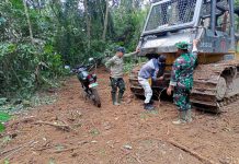 Utamakan Keselamatan, Anggota Satgas TMMD Koptu Hendri Bersama Operator Cek Kesiapan Alat Sebelum Digunakan