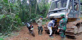 Utamakan Keselamatan, Anggota Satgas TMMD Koptu Hendri Bersama Operator Cek Kesiapan Alat Sebelum Digunakan