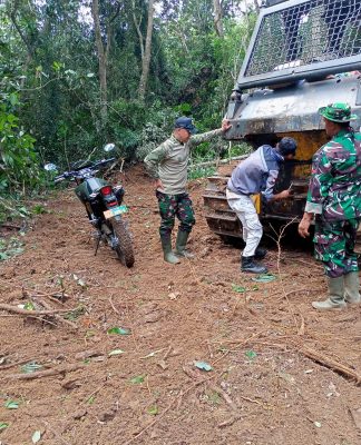 Utamakan Keselamatan, Anggota Satgas TMMD Koptu Hendri Bersama Operator Cek Kesiapan Alat Sebelum Digunakan
