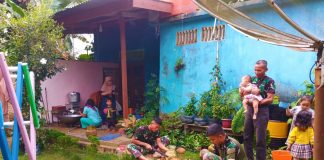 Bantu Ibu Angkat, Anggota Satgas TMMD Ini Kupas Kelapa