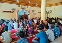 Satgas TMMD ke-117 Kodim 0416/Bute Berbaur dengan Masyarakat, Tunaikan Shalat Jumat Bersama