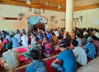 Satgas TMMD ke-117 Kodim 0416/Bute Berbaur dengan Masyarakat, Tunaikan Shalat Jumat Bersama