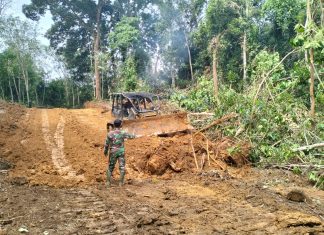 Pastikan Sesuai SOP, Satgas TMMD ke-117 Kodim/Bute Awasi Kerja Operator Alat Berat