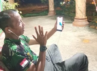Melepas Rindu, Anggota Satgas TMMD ke-117 Kodim 0416/Bute Ini Video Call Keluarga