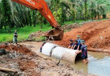 Pasang Gorong-Gorong, Warga dan Satgas TMMD Harus Bergelut dengan Lumpur