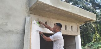 Satgas TMMD Bersama Warga Pelamir Dinding MCK Mushola Ar-Rahman