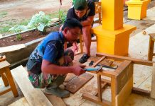 Peduli Pendidikan, Satgas TMMD ke-117 Kodim 0416/Bute Perbaiki Meja Belajar Siswa