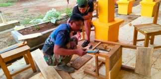 Peduli Pendidikan, Satgas TMMD ke-117 Kodim 0416/Bute Perbaiki Meja Belajar Siswa