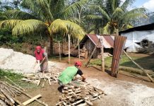 TMMD ke-117 Kodim 0416/Bute, Serda Joko Bantu Ibu Asuh Belah Kayu Bakar