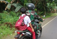 Tak Tega Melihat Murid SD Jalan Kaki, Prajurit Satgas TMMD Serma Rudi Antar Pakai Motor ke Sekolah