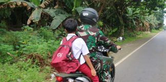 Tak Tega Melihat Murid SD Jalan Kaki, Prajurit Satgas TMMD Serma Rudi Antar Pakai Motor ke Sekolah