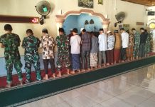 Manfaatkan Waktu Istirahat Siang, Satgas TMMD Shalat Zuhur Berjemaah Bersama Warga