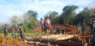 Anggota Satgas TMMD dan Warga Kompak Saling Bantu pada Pengerjaan Jembatan