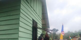 Warga Bersama Satgas TMMD ke-117 Kodim 0416/Bute Cat Kusen Rumah Milik Edi Candra