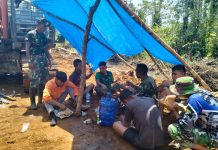 Kompak, Satgas TMMD dan Operator Eksavator Santap Siang Bersama di Lokasi Pembukaan Jalan Baru