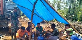 Kompak, Satgas TMMD dan Operator Eksavator Santap Siang Bersama di Lokasi Pembukaan Jalan Baru