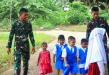 Senangnya Murid TK Setelah Diantar Prajurit Satgas TMMD ke Sekolah