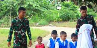Senangnya Murid TK Setelah Diantar Prajurit Satgas TMMD ke Sekolah