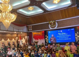 Gubernur Al Haris Serahkan 9 Piagam Penghargaan Kota Layak Anak Se-Provinsi Jambi