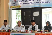 PJ Bupati Bachril Bakri Salurkan Bantuan Bagi Warga Kemiskinan Ekstrem dan Anak Stunting Di Kecamatan Mandiangin