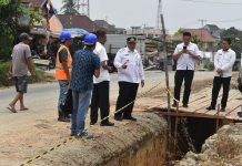 Pj Bupati Sarolangun Tinjau Proyek Pembangunan Drainase Tertutup di Kelurahan Suka Sari