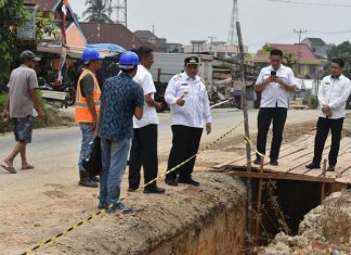 Pj Bupati Sarolangun Tinjau Proyek Pembangunan Drainase Tertutup di Kelurahan Suka Sari