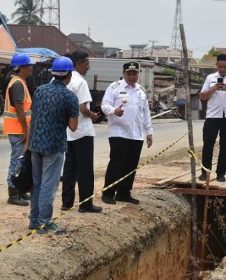 Pj Bupati Sarolangun Tinjau Proyek Pembangunan Drainase Tertutup di Kelurahan Suka Sari