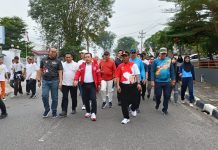Gubernur Al Haris Jalan Sehat Bersama Ribuan Warga