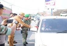 Pemkab Muaro Jambi Bagikan Ribuan Bendera Merah Putih Ke Masyarakat