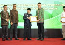 Pj Bupati Muaro Jambi Terima Penghargaan Komitmen Tak Pekerjakan Anak pada Sektor Perkebunan Kelapa Sawit