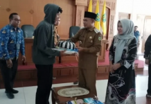 Ringankan Beban Pasukan Kebersihan, Aspan Berikan Paket Sembako