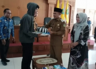 Ringankan Beban Pasukan Kebersihan, Aspan Berikan Paket Sembako