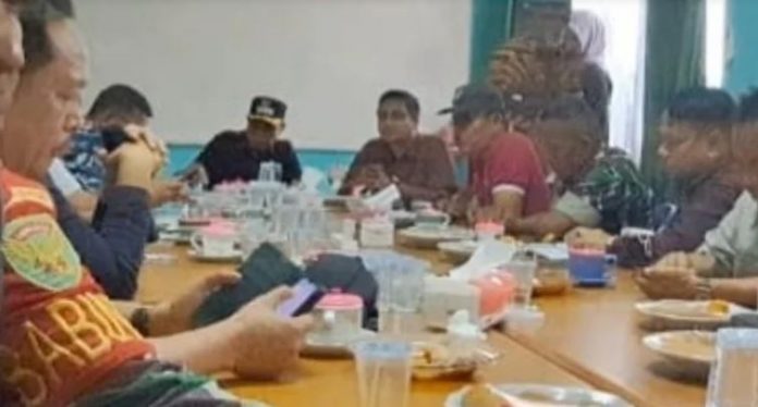 Aspan mediasi warga dengan pihak perusahaan di rumah dinas bupati