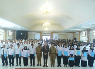Pj Bupati Muaro Jambi Serahkan 363 SK PPPK, Ini Rinciannya