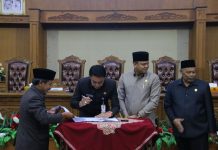 Pj Bupati Muaro Jambi Bahcyuni Deliansyah Sampaikan Pendapat Raperda