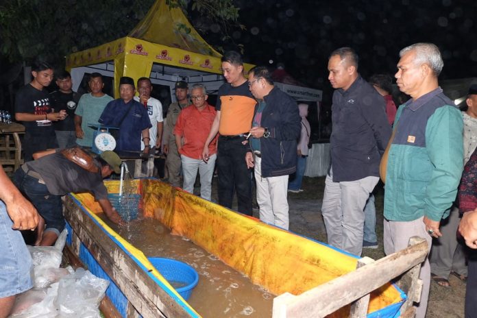 Penjabat_Bupati_Muaro_Jambi_Mengikuti_Kegiatan_Belanjo_Ikan_Besamo_di_Desa_Pematang_Jering