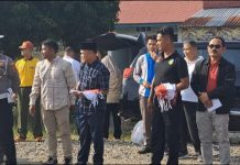 Sambut HUT RI ke-78,Pj Bupati Tebo Aspan Bagikan Bendera Merah Putih ke Warga