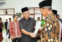 Pj Bupati Tebo Serahkan Sertipikat ke Pelaku UMKM di Sungai Tilan
